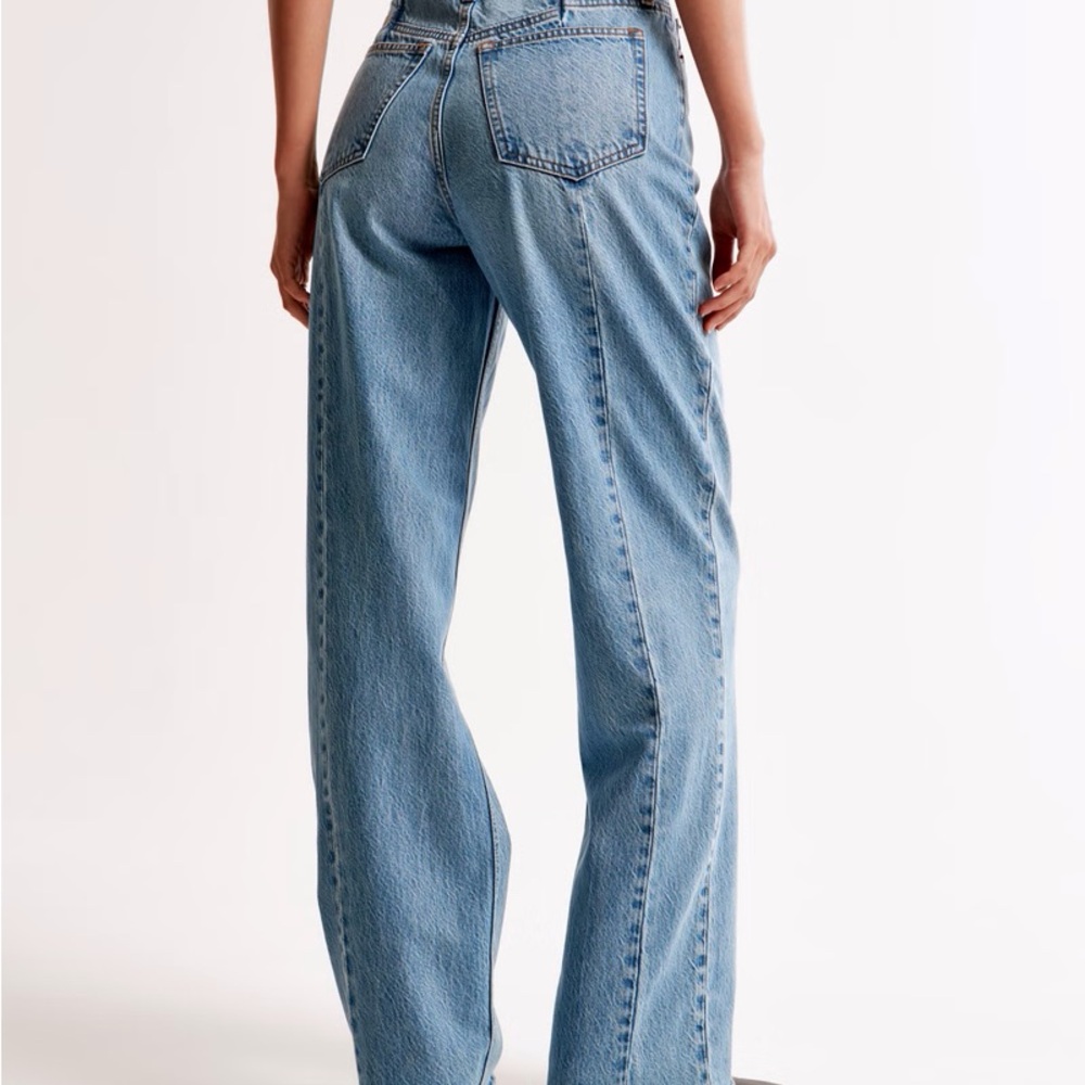 Abercrombie NWT
High Rise Loose Jean, MEDIUM WITH VERTICAL SPLICE - Picture 3 of 4